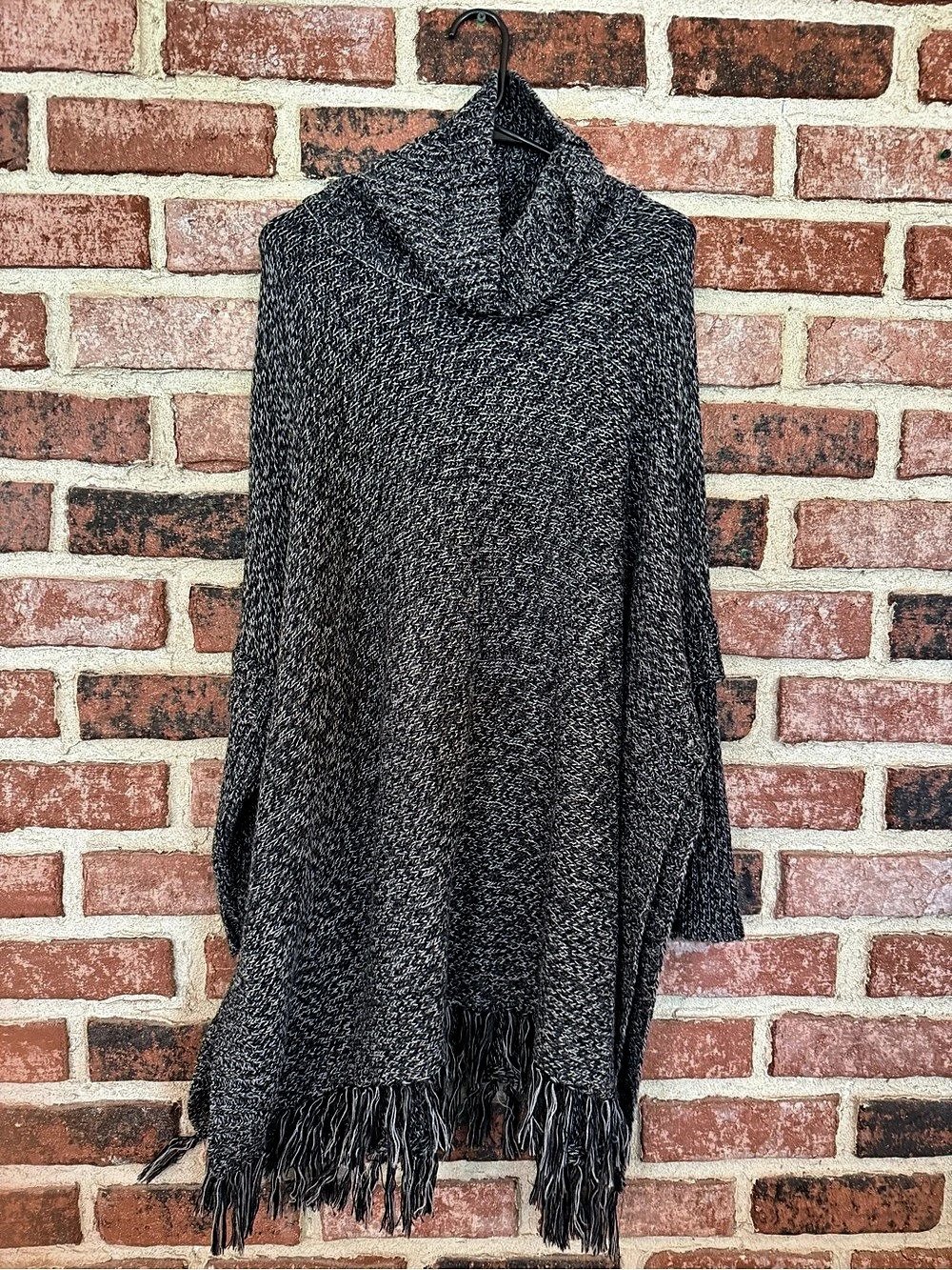ANN QUINN Women's Fringe Poncho Gray & Black Size M/L Like New